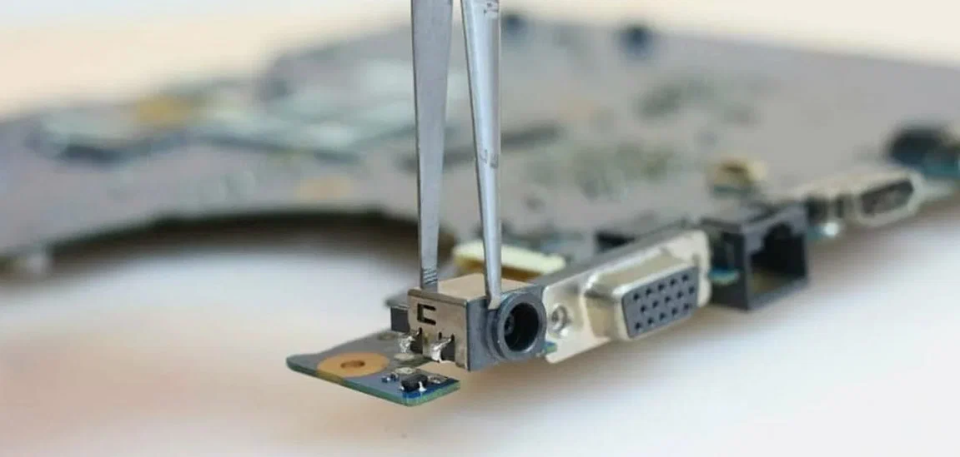 Замена разъема питания в Ростове-на-Дону в сервисном центре PartsOkey