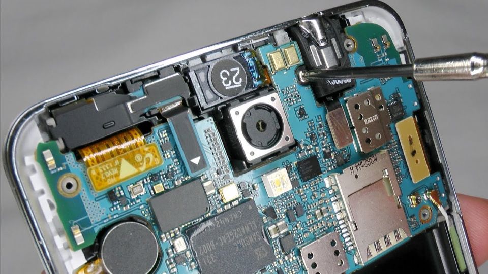 Замена внутренних компонентов смартфонаЗамена внутренних компонентов смартфона в Ростове-на-Дону в сервисном центре PartsOkey