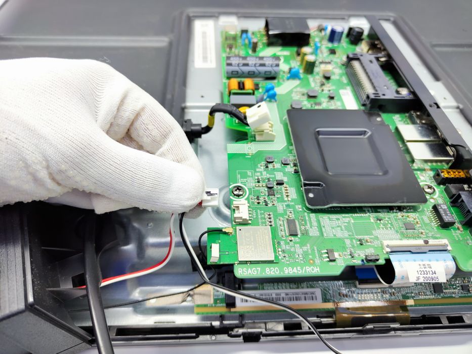 Ремонт платы Main (основной платы) телевизора в Ростове-на-Дону в сервисном центре PartsOkey